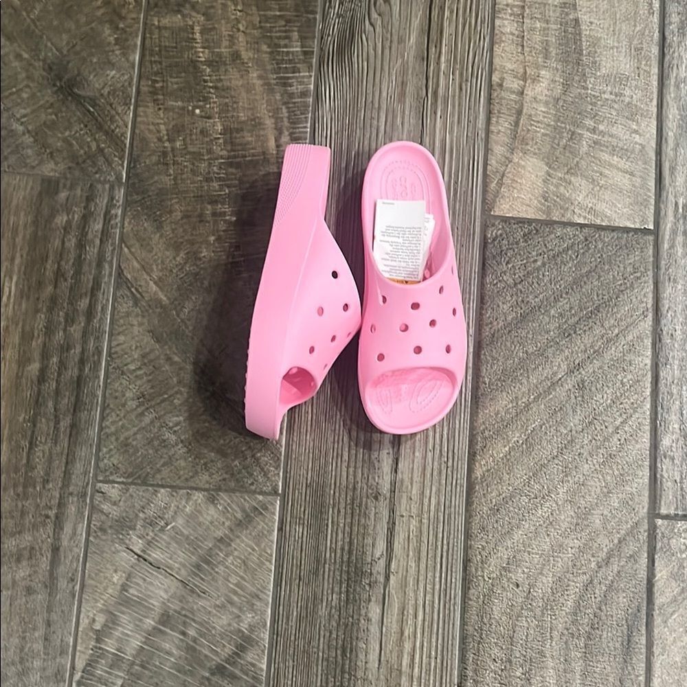 NWT CROCS Pink 1.5”Platform Shoes with vented top Accents